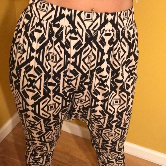 2/$15 or 3/$20 Forever 21 patterned harem pants - Picture 4 of 7